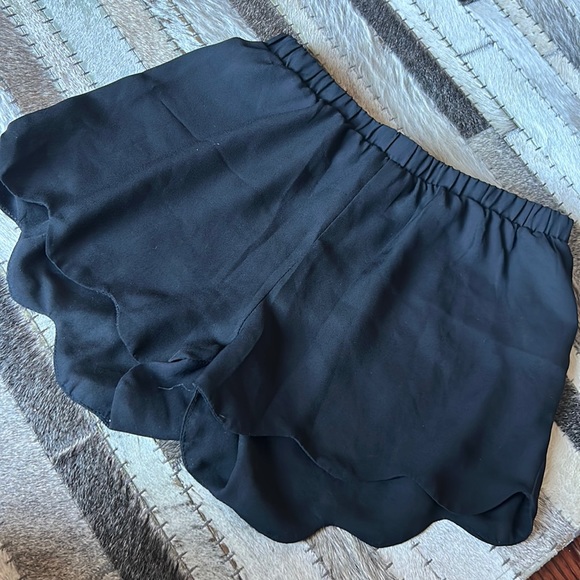 La Hearts Pants - LA Hearts Black Lightweight Scalloped Trimmed‎ Shorts